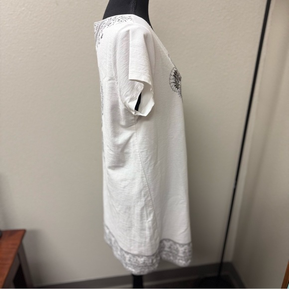 Venus Elegant White Embellished Tunic. Size Large. - Picture 5 of 9
